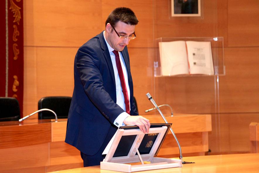 Lectura de la Constitución Española por su 40º Aniversario - Miguel Ángel Arranz,  portavoz del Grupo Mixto, lee la Constitución.
