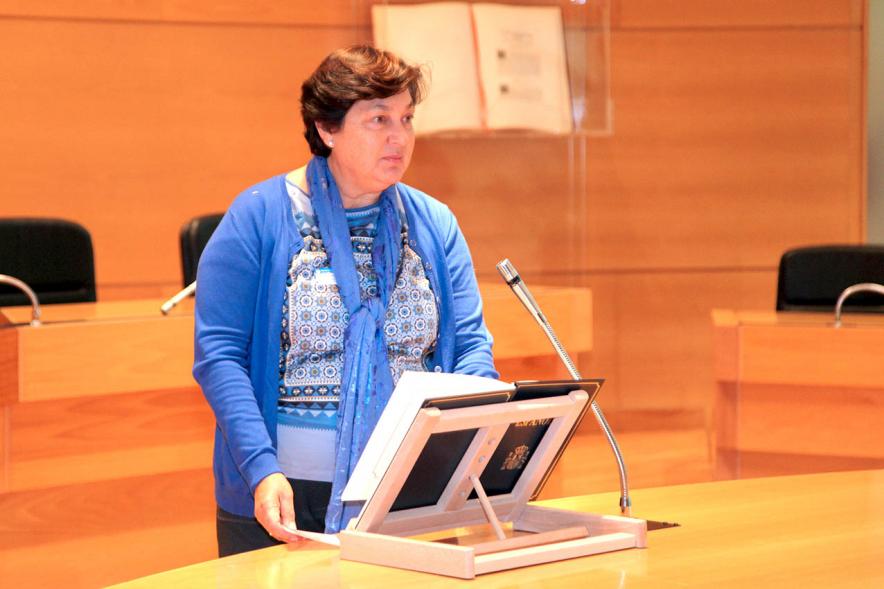 Lectura de la Constitución Española por su 40º Aniversario -  Imagen de una trabajadora municipal leyendo la Constitución.