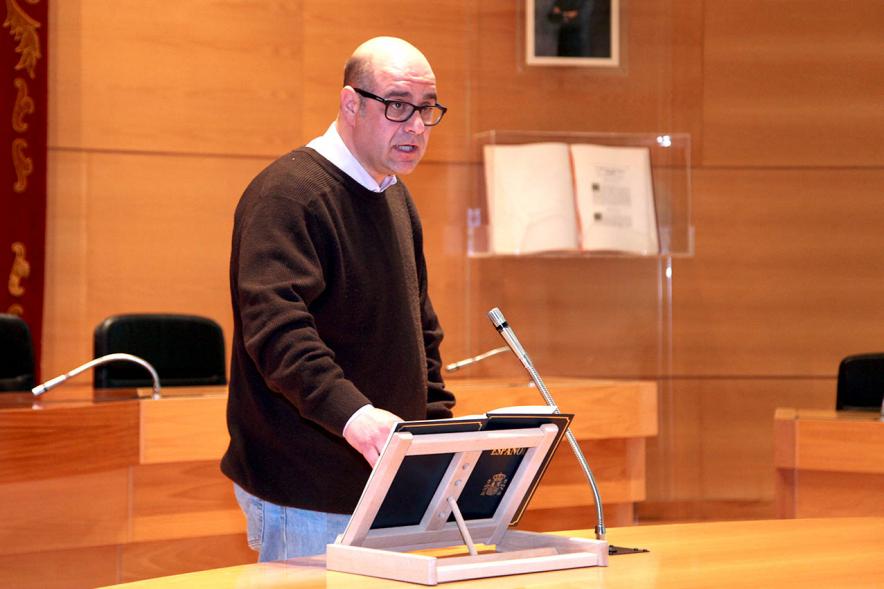 Lectura de la Constitución Española por su 40º Aniversario - Imagen de un trabajador municipal leyendo la Constitución.