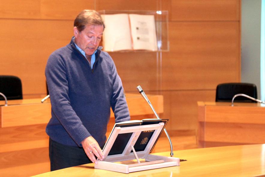 Lectura de la Constitución Española por su 40º Aniversario - Imagen de un trabajador municipal leyendo la Constitución.