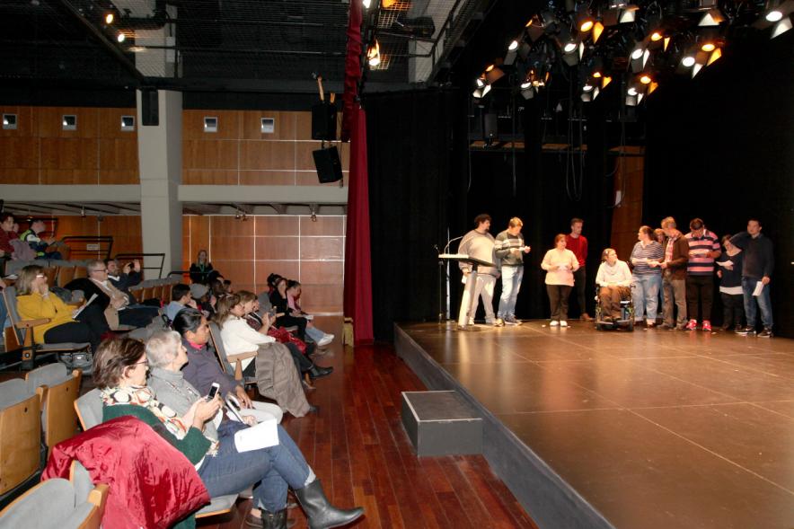 Evento visto desde el lateral de la sala