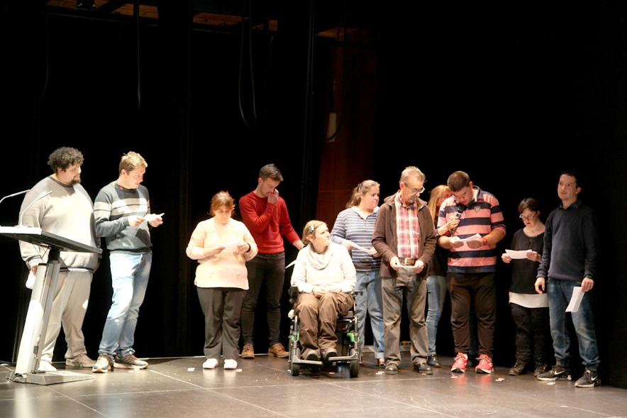 Lectores durante el acto