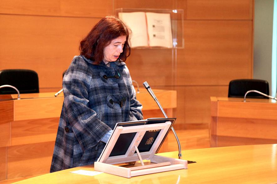 Lectura de la Constitución Española por su 40º Aniversario -  Imagen de una trabajadora municipal leyendo la Constitución.