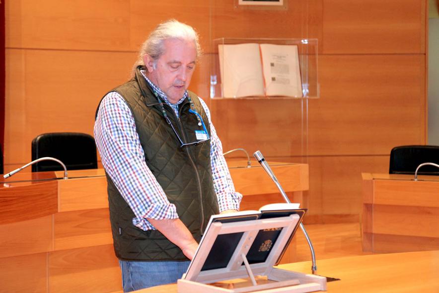 Lectura de la Constitución Española por su 40º Aniversario - Imagen de un trabajador municipal leyendo la Constitución.