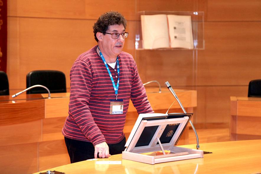 Lectura de la Constitución Española por su 40º Aniversario - Imagen de un trabajador municipal leyendo la Constitución.