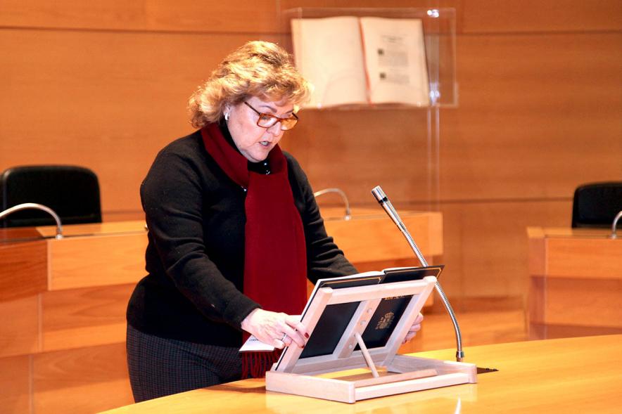 Lectura de la Constitución Española por su 40º Aniversario -  Imagen de una trabajadora municipal leyendo la Constitución.