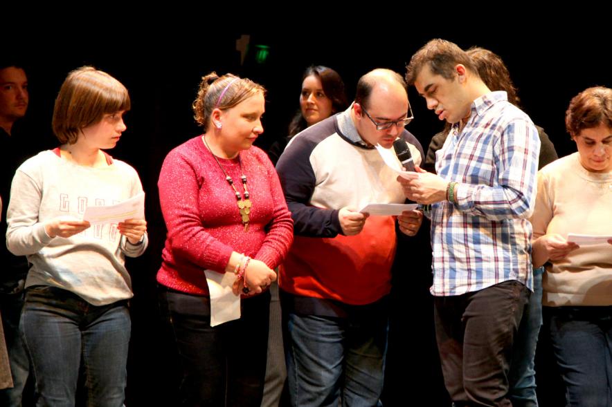 Lectores durante el acto