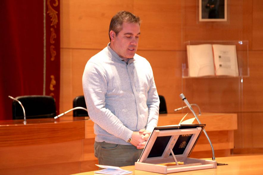 Lectura de la Constitución Española por su 40º Aniversario - Imagen de un lector de la Constitución.