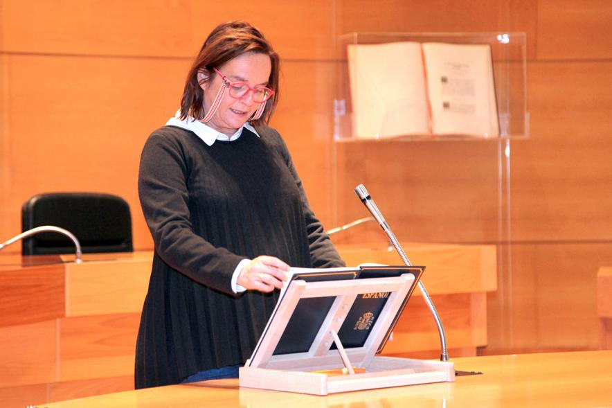 Lectura de la Constitución Española por su 40º Aniversario - Imagen de una trabajadora municipal leyendo la Constitución.