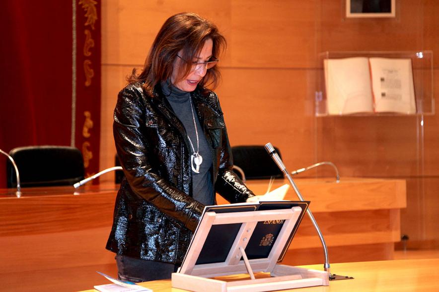 Lectura de la Constitución Española por su 40º Aniversario - Dª Paloma Cano, concejal de medio ambiente,  lee la constitución.