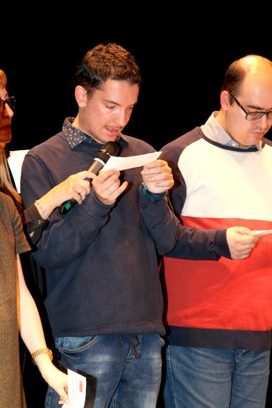 Voluntario leyendo