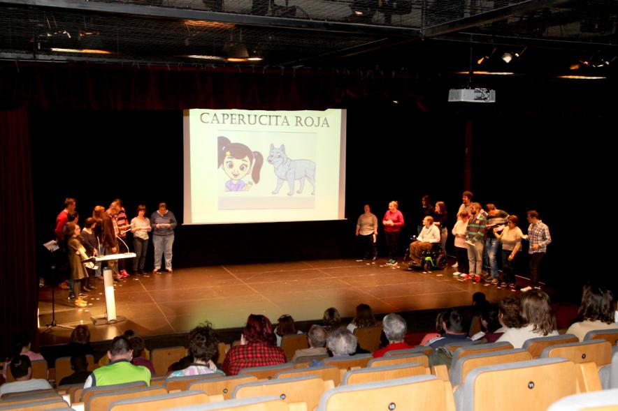 Voluntarios durante la lectura de caperucita roja