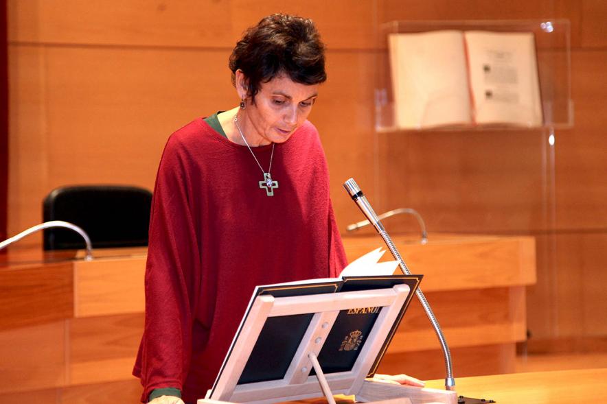 Lectura de la Constitución Española por su 40º Aniversario -  Imagen de una trabajadora municipal leyendo la Constitución.