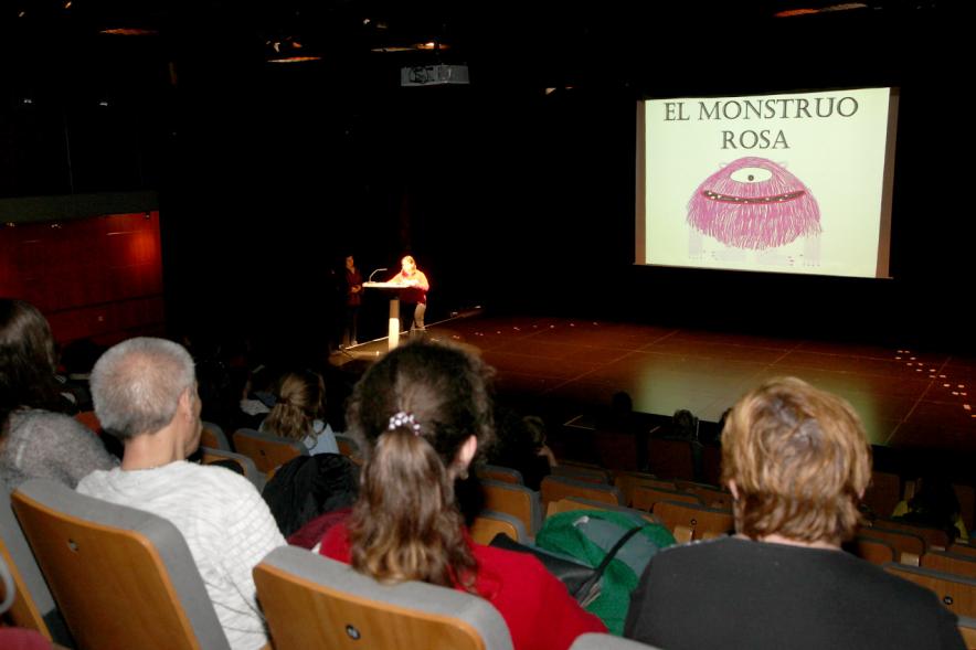 Lectura de El Monstruo Rosa vista desde el público