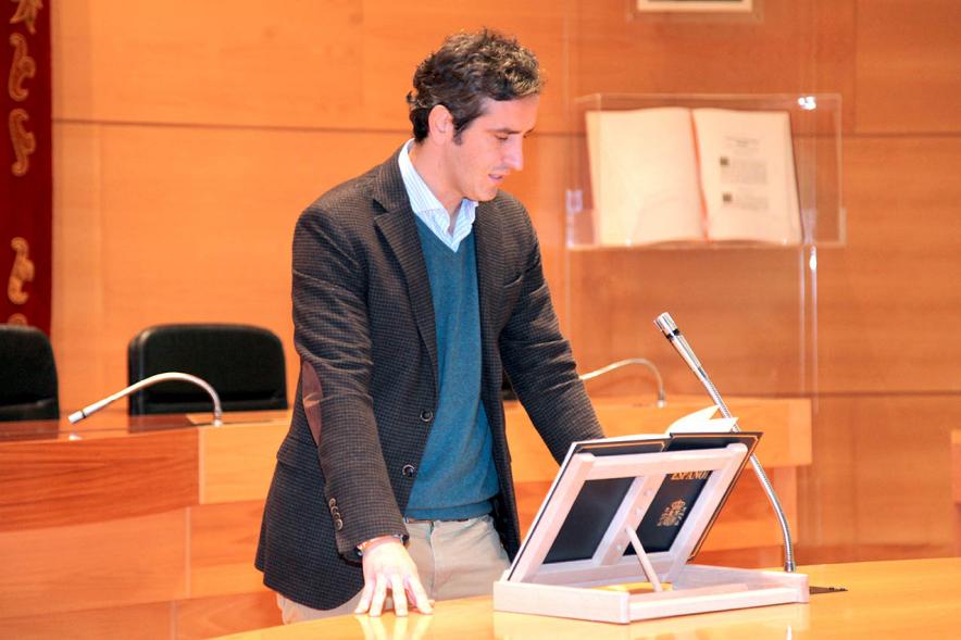 Lectura de la Constitución Española por su 40º Aniversario - Imagen de un trabajador municipal leyendo la Constitución.