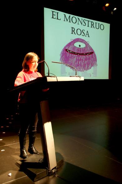 Joven voluntaria leyendo El Monstruo Rosa