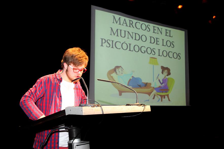 Joven voluntario leyendo un cuento