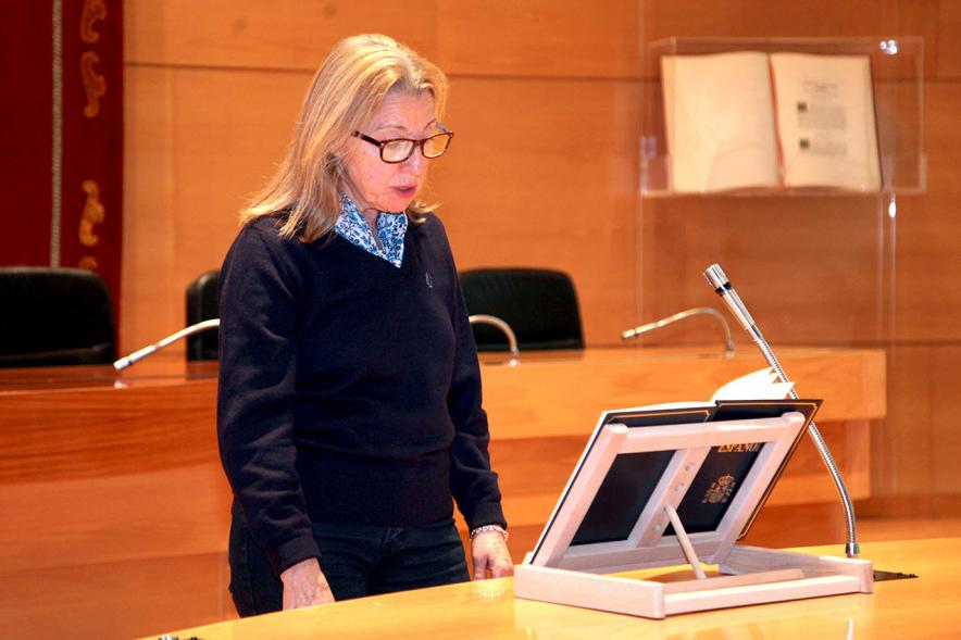 Lectura de la Constitución Española por su 40º Aniversario -  Imagen de una trabajadora municipal leyendo la Constitución.