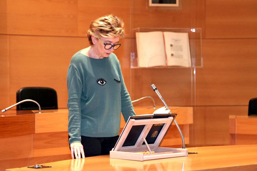 Lectura de la Constitución Española por su 40º Aniversario -  Imagen de una trabajadora municipal leyendo la Constitución.