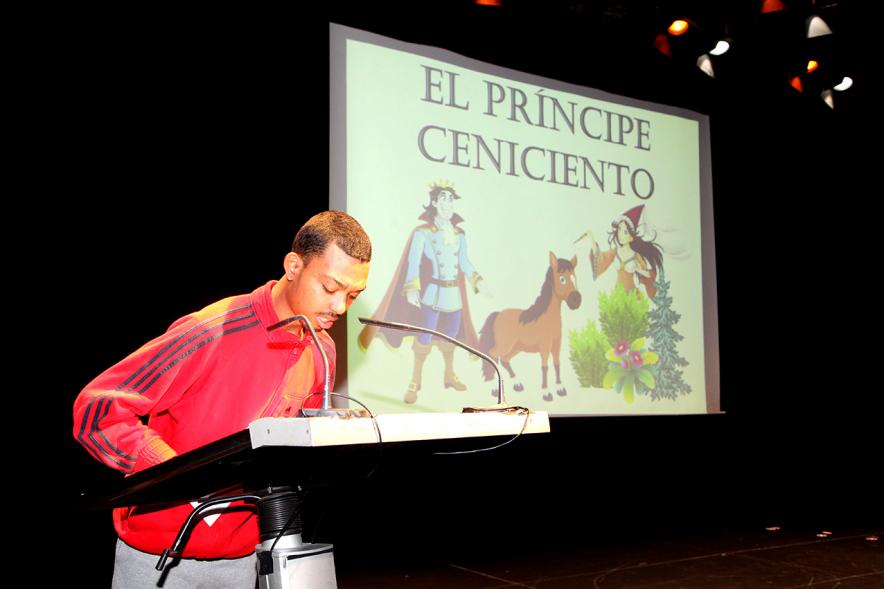 Voluntario leyendo un cuento