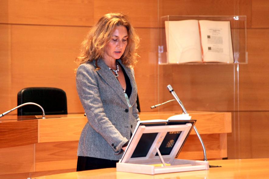 Lectura de la Constitución Española por su 40º Aniversario -  Imagen de una trabajadora municipal leyendo la Constitución.