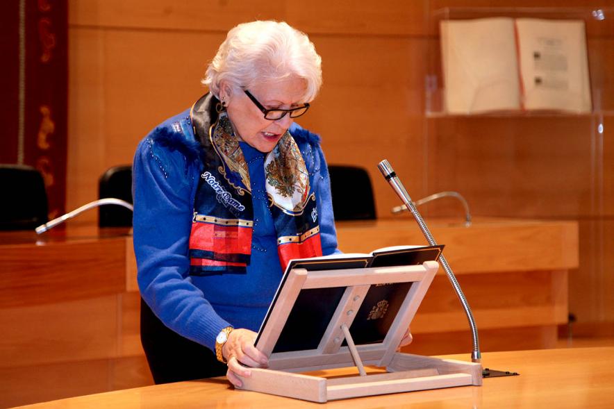 Lectura de la Constitución Española por su 40º Aniversario -  Imagen de una trabajadora municipal leyendo la Constitución.