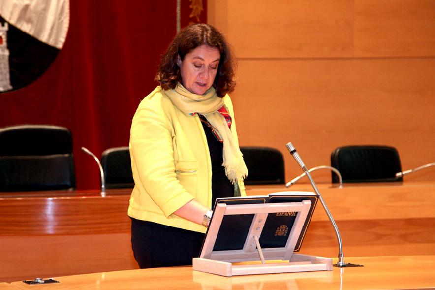 Lectura de la Constitución Española por su 40º Aniversario -  Imagen de una trabajadora municipal leyendo la Constitución.