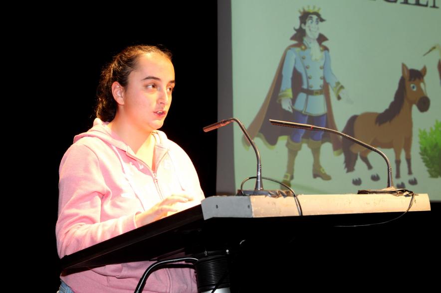 Joven voluntaria leyendo un cuento
