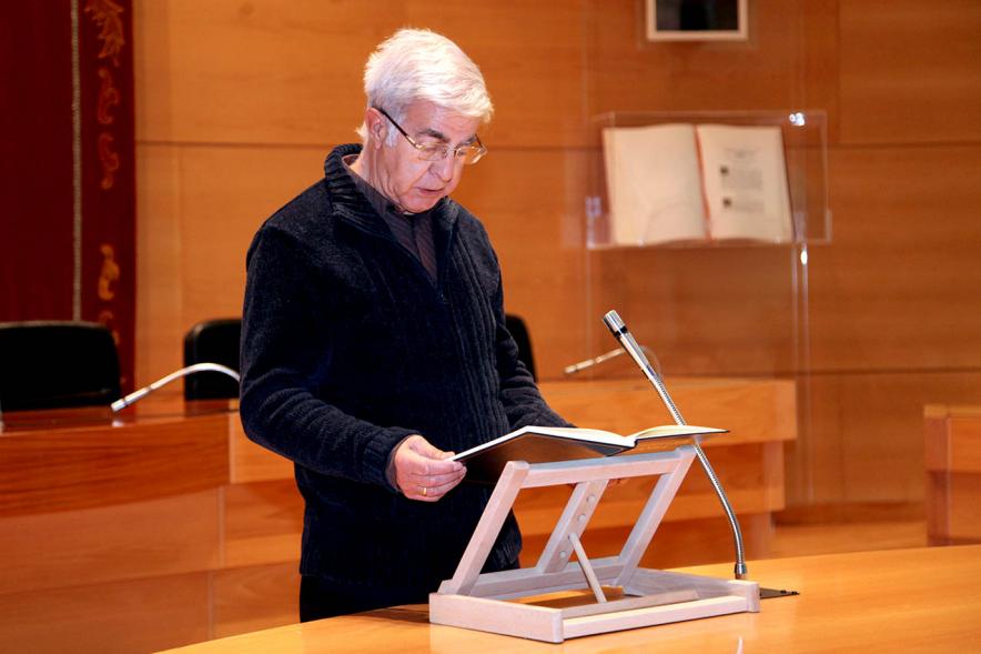 Lectura de la Constitución Española por su 40º Aniversario - Imagen de un trabajador municipal leyendo la Constitución.