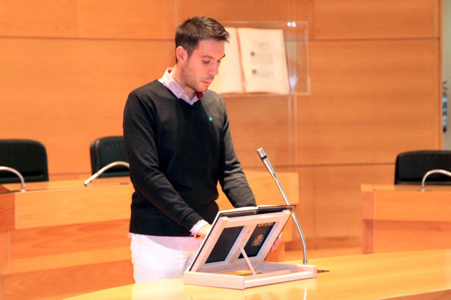 Lectura de la Constitución Española por su 40º Aniversario - Imagen de un trabajador municipal leyendo la Constitución.