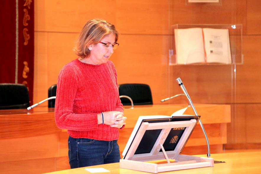 Lectura de la Constitución Española por su 40º Aniversario - Imagen de una trabajadora municipal leyendo la Constitución.
