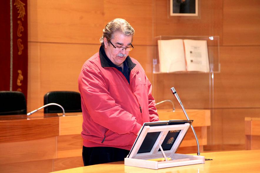 Lectura de la Constitución Española por su 40º Aniversario - Imagen de un trabajador municipal leyendo la Constitución.
