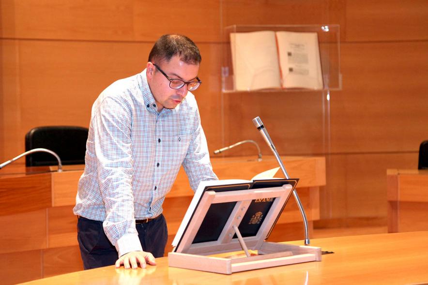 Lectura de la Constitución Española por su 40º Aniversario - Imagen de un trabajador municipal leyendo la Constitución.
