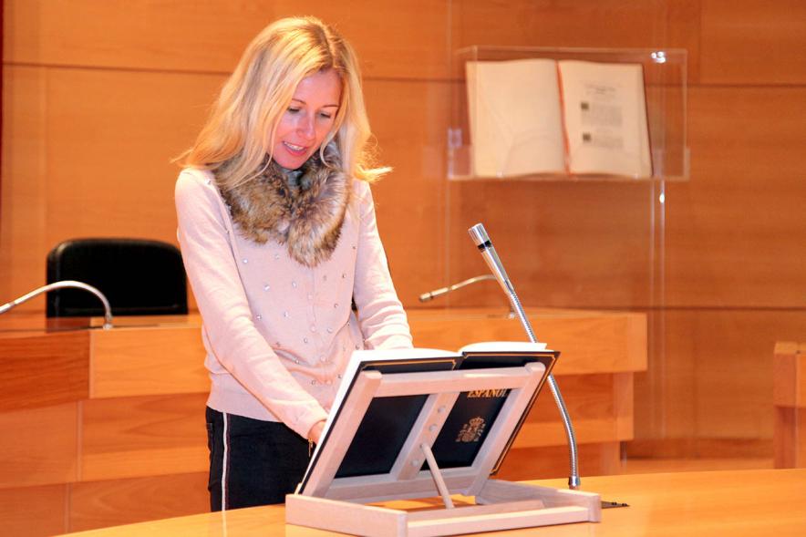 Lectura de la Constitución Española por su 40º Aniversario -  Imagen de una trabajadora municipal leyendo la Constitución.
