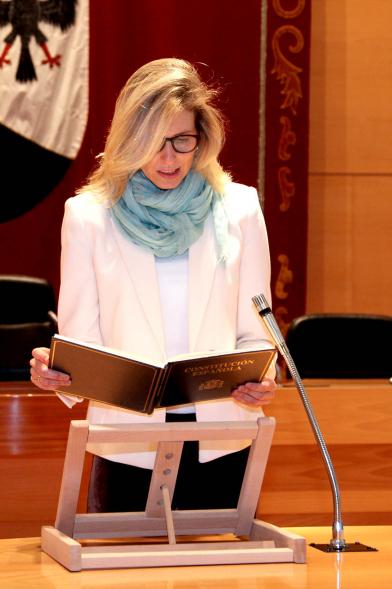 Lectura de la Constitución Española por su 40º Aniversario -  Imagen de una trabajadora municipal leyendo la Constitución.