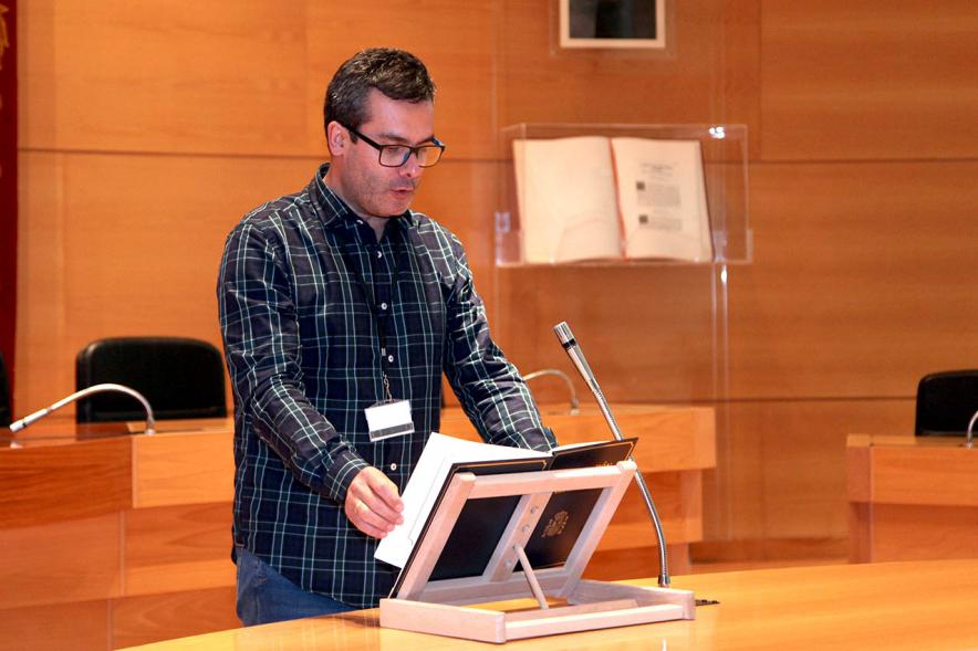 Lectura de la Constitución Española por su 40º Aniversario - Imagen de un trabajador municipal leyendo la Constitución.