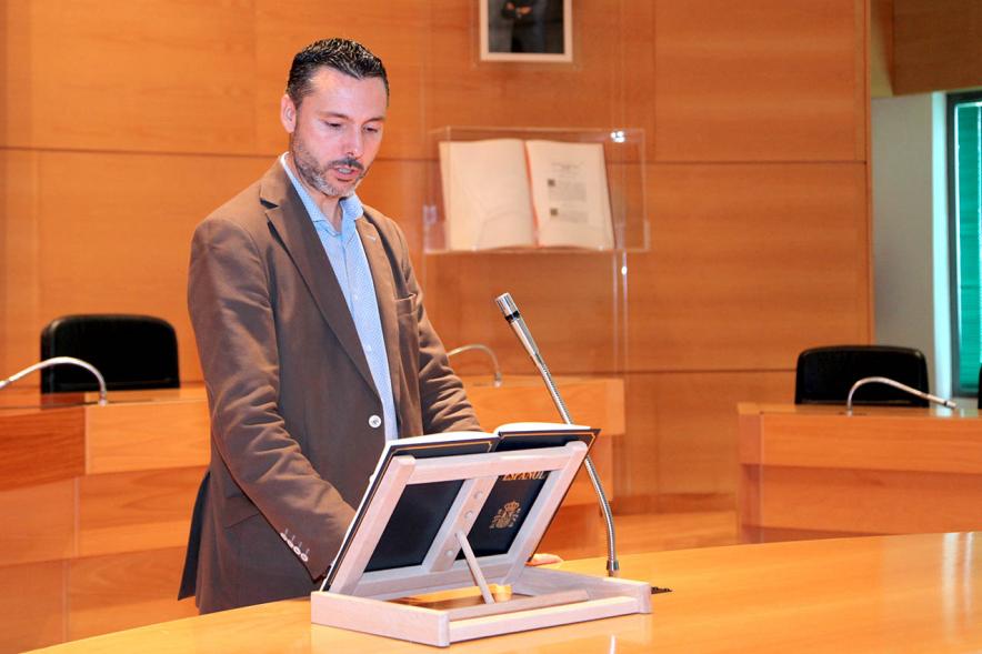 Lectura de la Constitución Española por su 40º Aniversario - Imagen de un trabajador municipal leyendo la Constitución.