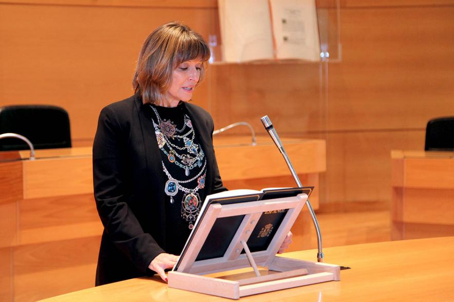 Lectura de la Constitución Española por su 40º Aniversario -  Imagen de una trabajadora municipal leyendo la Constitución.