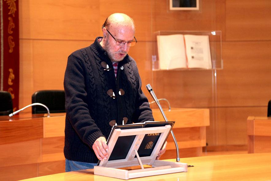 Lectura de la Constitución Española por su 40º Aniversario - Imagen de un trabajador municipal leyendo la Constitución.