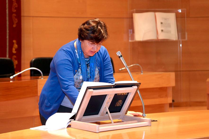 Lectura de la Constitución Española por su 40º Aniversario -  Imagen de una trabajadora municipal leyendo la Constitución.