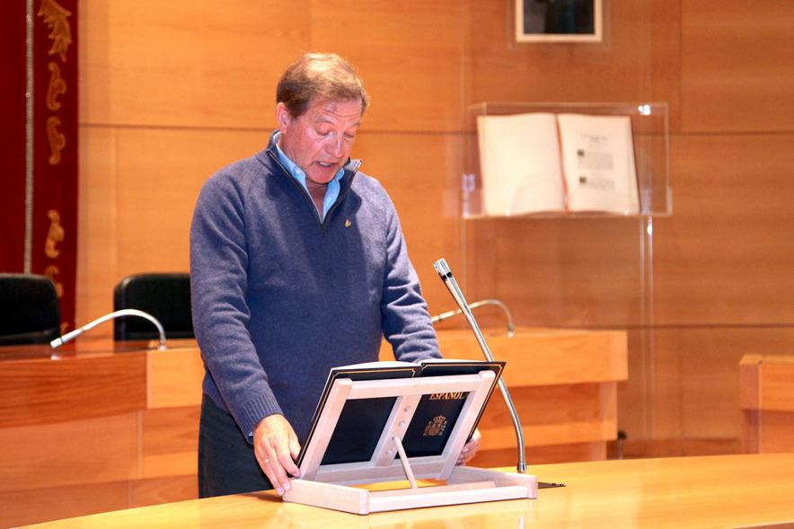 Lectura de la Constitución Española por su 40º Aniversario - Imagen de un trabajador municipal leyendo la Constitución.