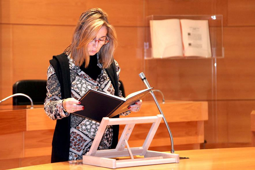Lectura de la Constitución Española por su 40º Aniversario - Imagen de una trabajadora municipal leyendo la Constitución.