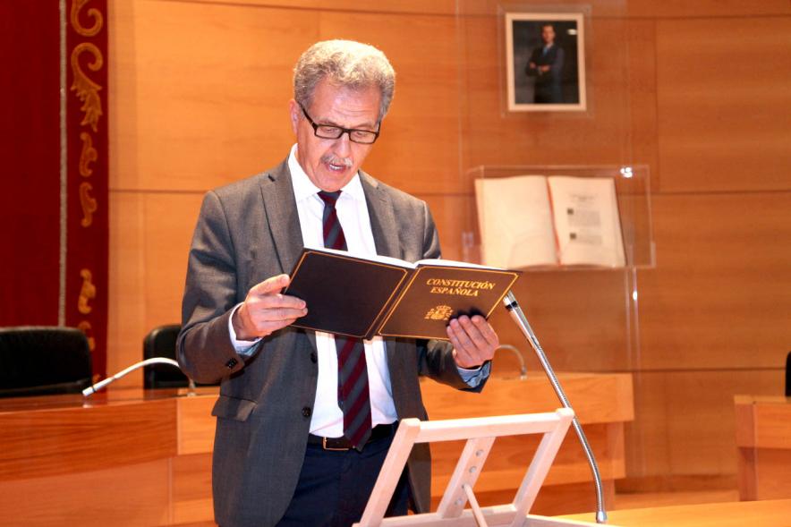 Lectura de la Constitución Española por su 40º Aniversario - Imagen de un lector de la Constitución.