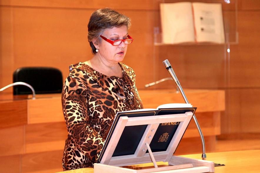 Lectura de la Constitución Española por su 40º Aniversario -  Imagen de una trabajadora municipal leyendo la Constitución.