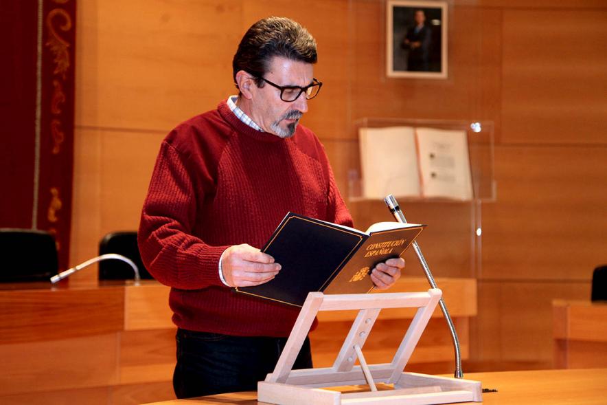 Lectura de la Constitución Española por su 40º Aniversario - Imagen de un trabajador municipal leyendo la Constitución.