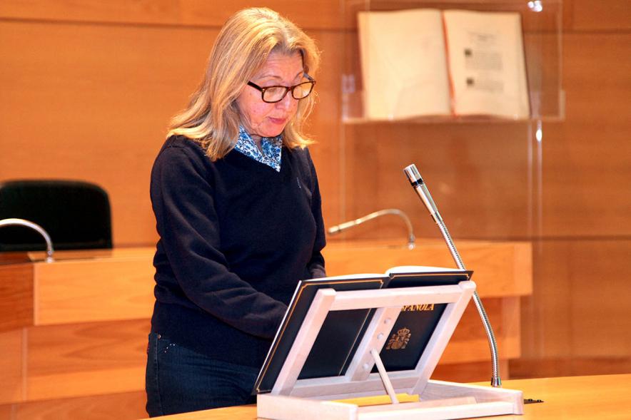 Lectura de la Constitución Española por su 40º Aniversario - Imagen de una trabajadora municipal leyendo la Constitución.