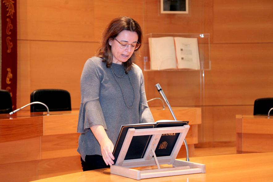 Lectura de la Constitución Española por su 40º Aniversario -  Imagen de una trabajadora municipal leyendo la Constitución.
