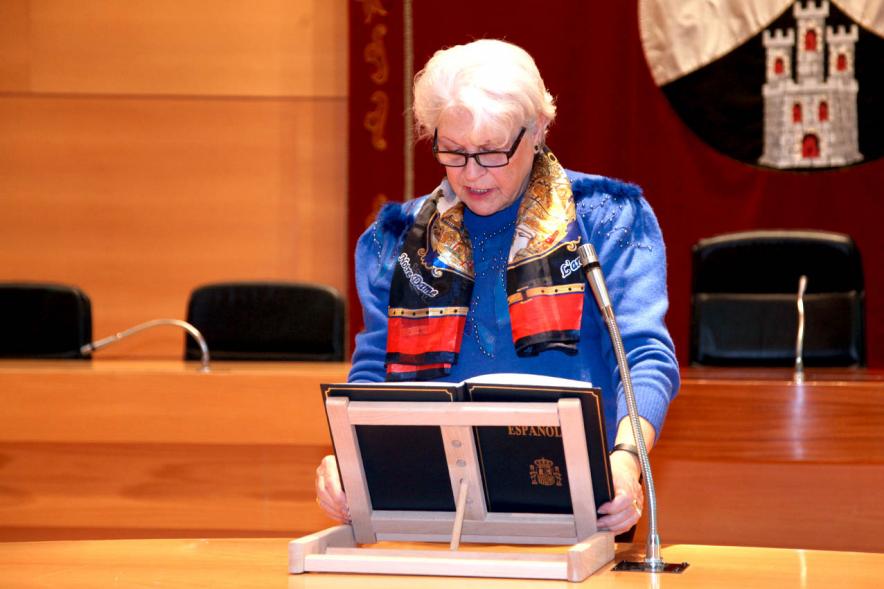 Lectura de la Constitución Española por su 40º Aniversario - Imagen de una trabajadora municipal leyendo la Constitución.
