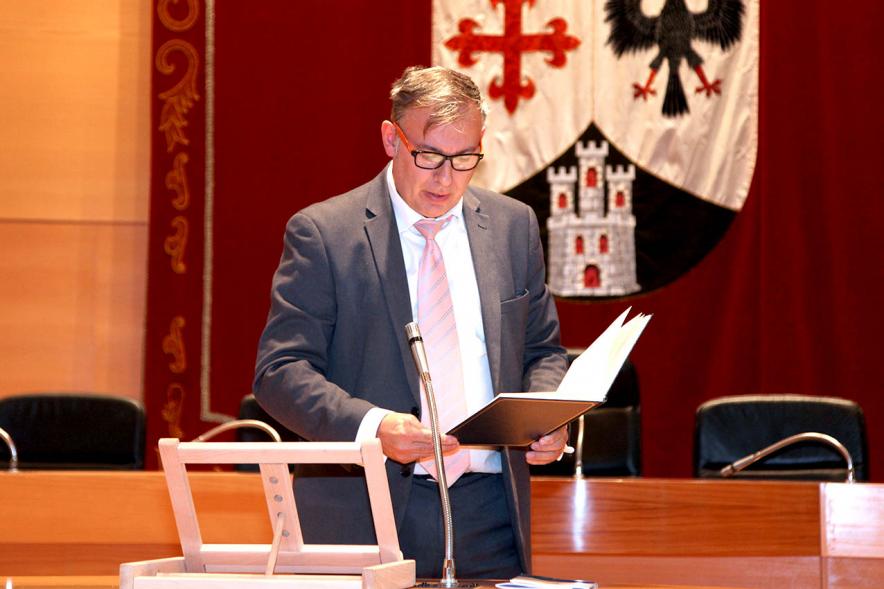 Lectura de la Constitución Española por su 40º Aniversario - Imagen de un trabajador municipal leyendo la Constitución.