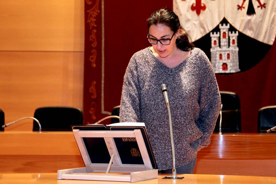 Lectura de la Constitución Española por su 40º Aniversario - Imagen de una lectora de la Constitución.